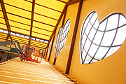 oben auf der Empore herzfömige Fenster im neuen Marstall (©Foto: Martin Schmitz)